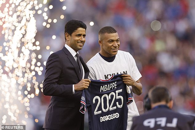 Kylian Mbappe anunció que había firmado un nuevo contrato de tres años con el PSG el sábado.