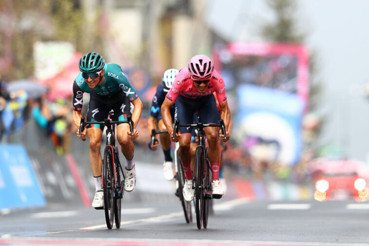 APRICA ITALIA 24 DE MAYO LR Jai Hindley de Australia y Team Bora Hansgrohe y Richard Carapaz de Ecuador y Team INEOS Grenadiers Pink Leader Jersey corren en la línea de meta durante el 105° Giro dItalia 2022 Etapa 16 una etapa de 202 km desde Sal a Aprica 1173 m Giro WorldTour el 24 de mayo 2022 en Aprica Italia Foto de Michael SteeleGetty Images