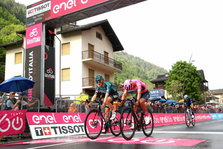 Hindley se acerca al Giro de Italia maglia rosa