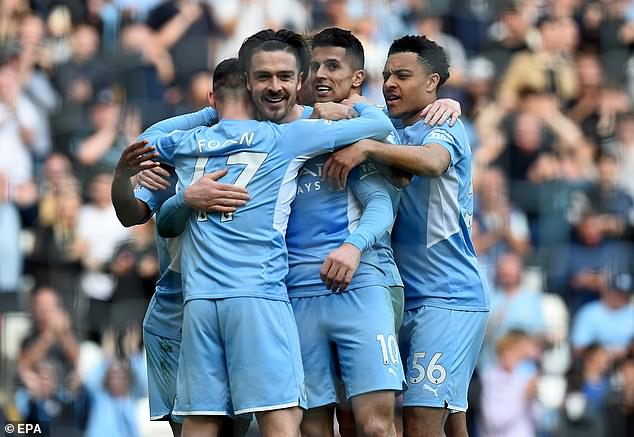 Jack Grealish (segundo desde la izquierda) ayudó al Manchester City a desmoronarse en la victoria por 5-0 contra el Newcastle.