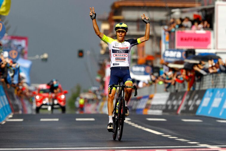 Jan Hirt gana la primera etapa de un Gran Tour con la victoria en la etapa 16 del Giro de Italia