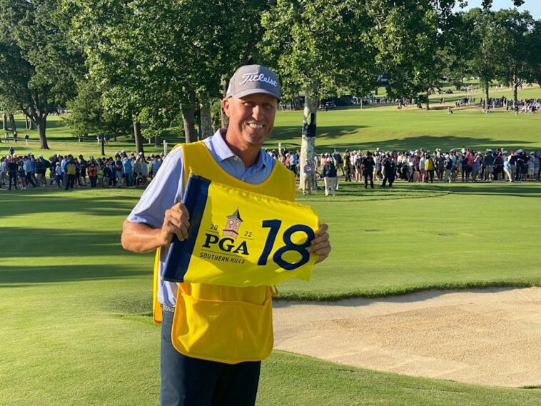 Jim 'Bones' Mackay finalmente obtiene el trofeo de caddie que siempre ha deseado