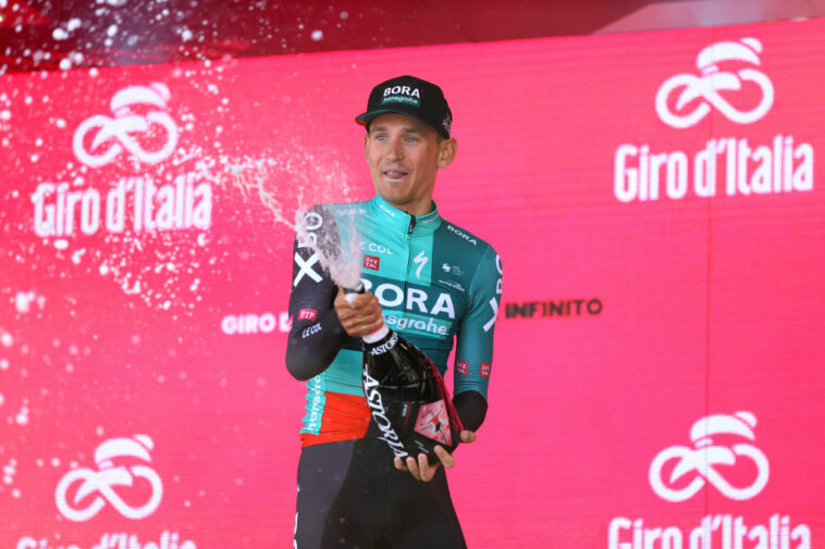 Kämna da en el blanco del Giro de Italia después de dos casi accidentes