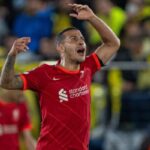 VILLARREAL, ESPAÑA - Martes, 3 de mayo de 2022: Thiago Alcântara del Liverpool celebra después del primer gol de su equipo para hacer el marcador 2-1 (2-3 en el global) durante el partido de vuelta de la semifinal de la UEFA Champions League entre el Villarreal CF y el Liverpool FC en el Estadio de la Cerámica.  (Foto de David Rawcliffe/Propaganda)