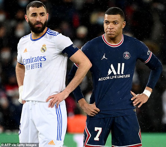 Kylian Mbappé (derecha) restó importancia a la indirecta de Karim Benzema (izquierda) sobre su decisión de quedarse en el PSG