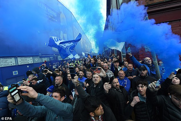 Los fanáticos del Everton se reunieron en gran número antes del partido en una muestra de apoyo a su equipo.