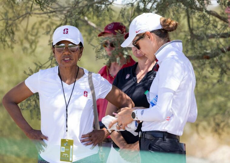 La exsecretaria de Estado Condoleezza Rice se presenta al campeonato femenino de la NCAA 2022 para apoyar a su cardenal de Stanford