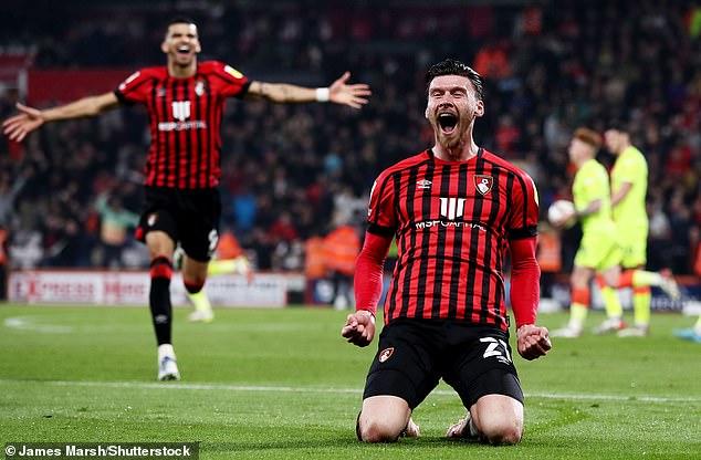 Kieffer Moore fue el héroe de Bournemouth cuando su gol selló su ascenso a la Premier League