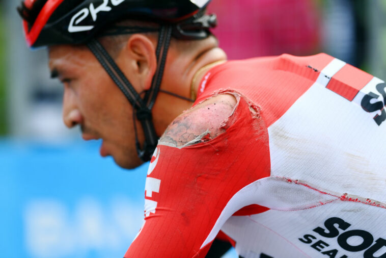 Lelangue: Caleb Ewan más decepcionado que herido tras el accidente de la etapa 1 del Giro de Italia