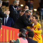 Según los informes, Lionel Messi (derecha) quiere que Joan Laporta (segundo desde la derecha) deje de hablar de él