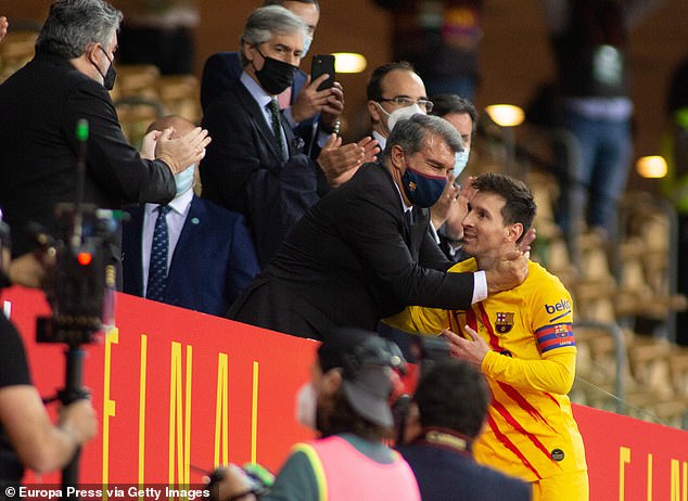 Según los informes, Lionel Messi (derecha) quiere que Joan Laporta (segundo desde la derecha) deje de hablar de él