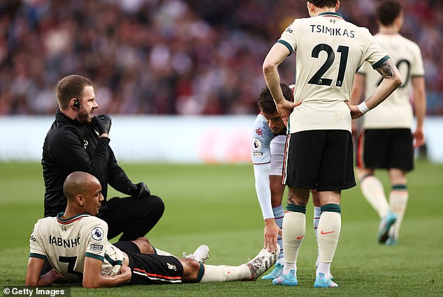 Fabinho (delantero) se fue fuera en el minuto 30 de la victoria del Liverpool por 2-1 contra el Aston Villa el martes.