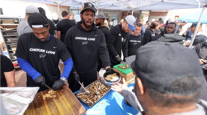 Los jugadores de los Buffalo Bills visitaron el sitio cerca de Tops Market en Buffalo para distribuir alimentos a los miembros de la comunidad.
