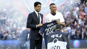 Kylian Mbappe (derecha) anunció que firmó un nuevo contrato de tres años con el Paris Saint-Germain