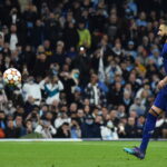 Dos goles de Karim Benzema en la noche, incluido un brillante penalti Panenka, mantienen al Real Madrid en la eliminatoria