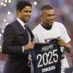 Kylian Mbappe (derecha) anunció que firmó un nuevo contrato de tres años con el Paris Saint-Germain