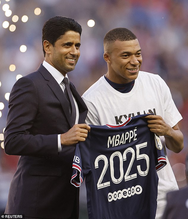 Kylian Mbappe (derecha) anunció que firmó un nuevo contrato de tres años con el Paris Saint-Germain