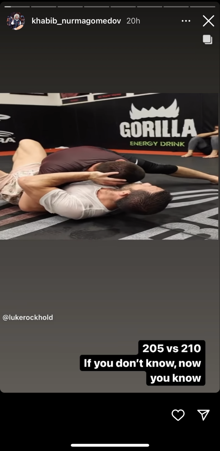 Mira a Khabib Nurmagomedov sobre Luke Rockhold en una sesión de lucha