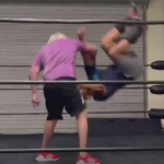 Se ve a Flair, de 73 años, TIRANDO a Jay Lethal durante el video de entrenamiento.