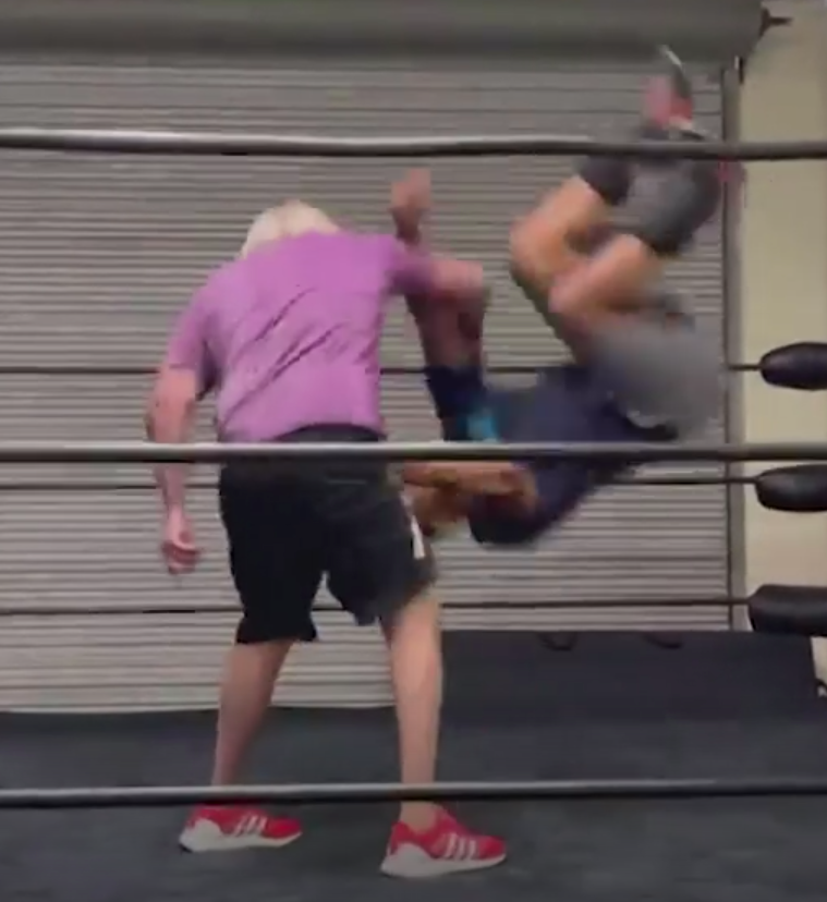 Se ve a Flair, de 73 años, TIRANDO a Jay Lethal durante el video de entrenamiento.