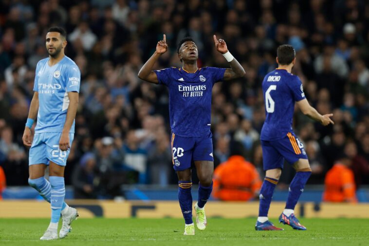 Vinicius Jr luego cargó en el campo antes de disparar a casa para el Real Madrid.