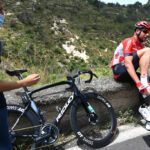 Moto causa accidente en el Giro de Italia - Video