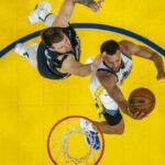 Stephen Curry en acción para los Golden State Warriors contra Luka Doncic de los Dallas Mavericks