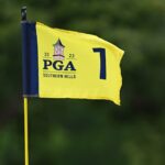 Una bandera en el primer green del Campeonato de la PGA en el Southern Hills Country Club.