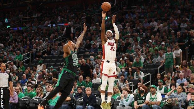 Jimmy Butler de Miami Heat en acción contra Boston Celtics en la final de la Conferencia Este de la NBA