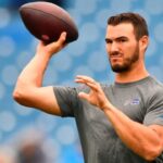 ARCHIVO - El mariscal de campo de los Buffalo Bills, Mitchell Trubisky, calienta antes de un partido de fútbol americano de la NFL contra los Houston Texans, el domingo 3 de octubre de 2021, en Orchard Park, Nueva York. Una persona con conocimiento del trato le dice a The Associated Press que los Pittsburgh Steelers acordaron los términos en un contrato de dos años que le dará a Trubisky la oportunidad de competir por el puesto de mariscal de campo titular luego del retiro de Roethlisberger en enero.  La persona habló con AP bajo condición de anonimato porque el acuerdo aún no es oficial.  Los detalles financieros no fueron revelados.