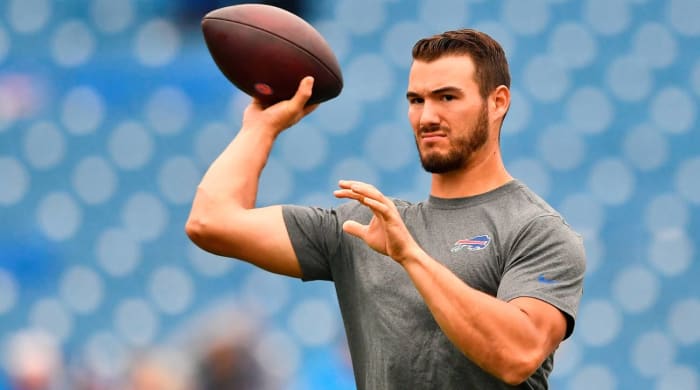 ARCHIVO - El mariscal de campo de los Buffalo Bills, Mitchell Trubisky, calienta antes de un partido de fútbol americano de la NFL contra los Houston Texans, el domingo 3 de octubre de 2021, en Orchard Park, Nueva York. Una persona con conocimiento del trato le dice a The Associated Press que los Pittsburgh Steelers acordaron los términos en un contrato de dos años que le dará a Trubisky la oportunidad de competir por el puesto de mariscal de campo titular luego del retiro de Roethlisberger en enero.  La persona habló con AP bajo condición de anonimato porque el acuerdo aún no es oficial.  Los detalles financieros no fueron revelados.