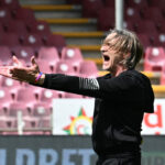 epa09906736 El entrenador de Salernitana, Davide Nicola, celebra la victoria al final del partido de fútbol de la Serie A italiana US Salernitana vs ACF Fiorentina en el estadio Arechi de Salerno (Italia), hoy 24 de abril de 2022. EFE/MASSIMO PICA