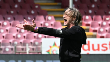 epa09906736 El entrenador de Salernitana, Davide Nicola, celebra la victoria al final del partido de fútbol de la Serie A italiana US Salernitana vs ACF Fiorentina en el estadio Arechi de Salerno (Italia), hoy 24 de abril de 2022. EFE/MASSIMO PICA