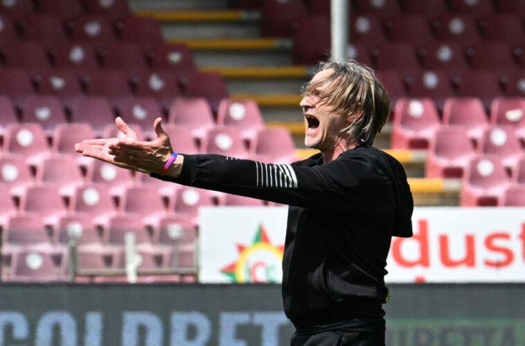 epa09906736 El entrenador de Salernitana, Davide Nicola, celebra la victoria al final del partido de fútbol de la Serie A italiana US Salernitana vs ACF Fiorentina en el estadio Arechi de Salerno (Italia), hoy 24 de abril de 2022. EFE/MASSIMO PICA