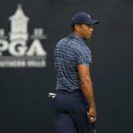 Tiger Woods se ve incómodo después de un buen comienzo, tropieza tarde durante la primera ronda del Campeonato de la PGA