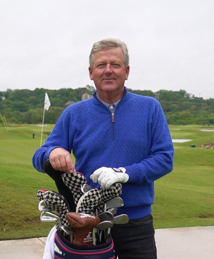 Vea cómo el ex ganador del Campeonato de la PGA, Mark Brooks, se está 'relajando' en su retiro