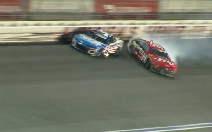Video: Chase Briscoe gira con dos vueltas para el final, luchando contra Larson por la victoria