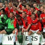 El equipo ganador del triplete del Manchester United celebra su triunfo en la Liga de Campeones en 1998-99