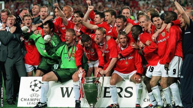 El equipo ganador del triplete del Manchester United celebra su triunfo en la Liga de Campeones en 1998-99