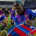El delantero del Barcelona y Nigeria Asisat Oshoala celebra con un tambor