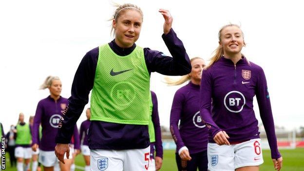 Steph Houghton y Leah Williamson en el entrenamiento de Inglaterra