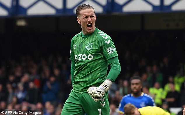 Jordan Pickford (arriba) estuvo en una forma imparable en la victoria de su equipo por 1-0 contra el Chelsea el domingo.