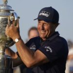 Phil Mickelson sostiene el Trofeo Wanamaker después de ganar el torneo de golf PGA Championship en el Ocean Course, el domingo 23 de mayo de 2021, en Kiawah Island, Carolina del Sur (AP Photo/David J. Phillip)