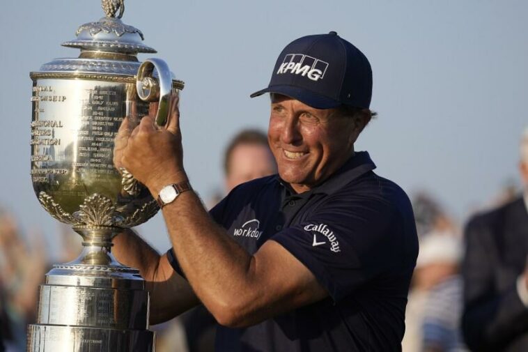 Phil Mickelson sostiene el Trofeo Wanamaker después de ganar el torneo de golf PGA Championship en el Ocean Course, el domingo 23 de mayo de 2021, en Kiawah Island, Carolina del Sur (AP Photo/David J. Phillip)