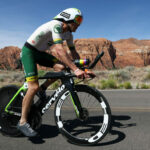 ST GEORGE, UTAH - 7 DE MAYO: Leon Chevalier de Francia compite en bicicleta durante el Campeonato Mundial IRONMAN 2021 el 7 de mayo de 2022 en St George, Utah.  (Foto de Tom Pennington/Getty Images para IRONMAN)