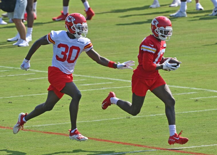 3 jugadores de los Chiefs luchando por sus trabajos en el campo de entrenamiento