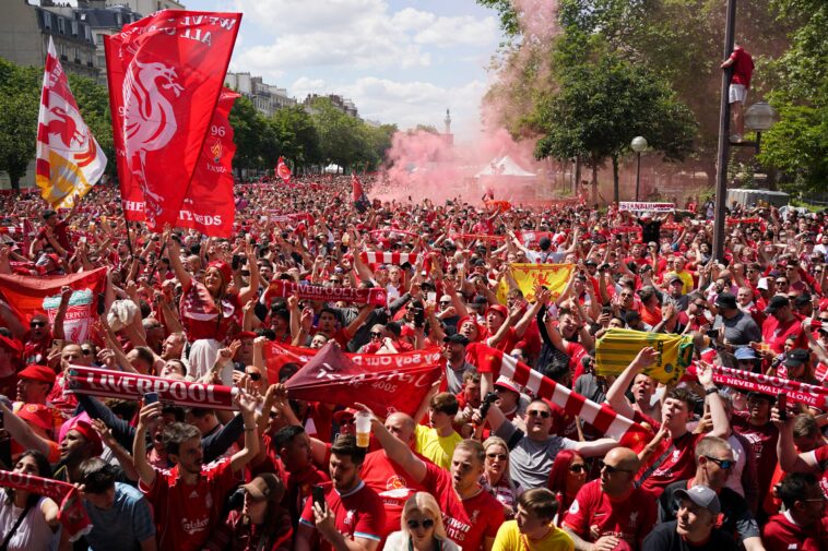 Miles de hinchas del Liverpool llenan una fanzone