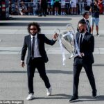 El capitán del Real Madrid Marcelo (izquierda) y Karim Benzema cargaron el trofeo de la Champions League