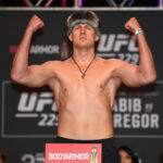 5 de octubre de 2018;  Las Vegas, NV, EE. UU.;  Alexander Volkov aparece en la foto durante los pesajes para UFC 229 en T-Mobile Arena.  Crédito obligatorio: Stephen R. Sylvanie-USA TODAY Sports