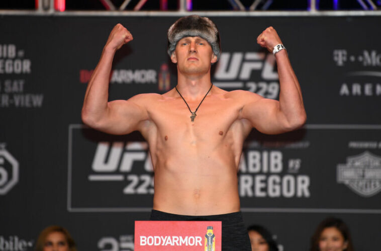 5 de octubre de 2018;  Las Vegas, NV, EE. UU.;  Alexander Volkov aparece en la foto durante los pesajes para UFC 229 en T-Mobile Arena.  Crédito obligatorio: Stephen R. Sylvanie-USA TODAY Sports
